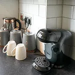 Stylish House Sleeps 9 With Free Parking In Putney