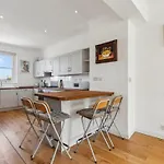 Bright 3 Bedroom Duplex With Roof Terrace Views