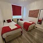 Spacious 3 Bedroom Flat At 45 Landward Court ,London W1H 5Hb