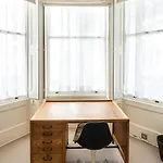 Sleek Simple & Peaceful 1Bd Flat Kensington