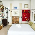 Sleek Simple & Peaceful 1Bd Flat Kensington