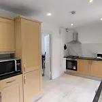 Fully Equipped Parkside Room 5Min From Colliers Wood Station R4