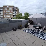 Modern 2 Double Bedrooms Peaceful Flat With Roof Terrace And Parking