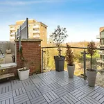 Modern 2 Double Bedrooms Peaceful Flat With Roof Terrace And Parking