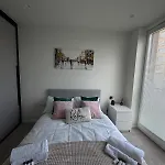 Canary Wharf Stay Modern 1Br Fast Wifi & Balcony Views