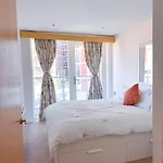 Family Stay Battersea With Balcony In Central London