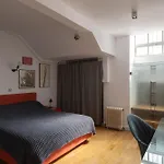 Stylish 2-Bed Flat In Prime Central London Spot