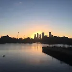 East London Waterfront 2 Bed Flat With Jacuzzi Tub