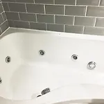 East London Waterfront 2 Bed Flat With Jacuzzi Tub