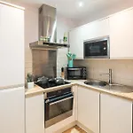 Cute 1 Bedroom With Sofa Bed By Central Line Station