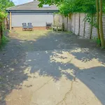 2-Bedroom Garden Flat - Modern, Bright - A
