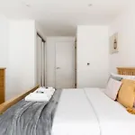 Sun-Lit 1Br Flat, 2 Mins To Dlr Docklands