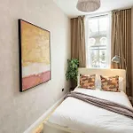 Cute 1 Bedroom With Sofa Bed By Central Line Station
