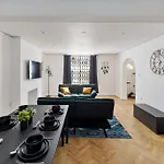 Luxury Modern 2-Bed Flat In Chic Chelsea