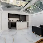 Luxury Modern 2-Bed Flat In Chic Chelsea