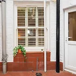 3 Bedroom Apartment With Private Terrace In Pimlico, Westminster, Victoria