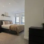 Stylish Modern Apartment By Aldgate East Station 1