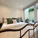Holland Park Hideaway: A Stylish City Escape