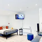 Sleek Studio Flat Near Highbury & Islington Station