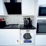 Three Bedroom Apartment By Dashh Properties Short Lets & Serviced Accommodation In Shepherds Bush Sleeps 9 With Free Wifi
