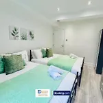 Three Bedroom Apartment By Dashh Properties Short Lets & Serviced Accommodation In Shepherds Bush Sleeps 9 With Free Wifi