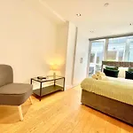 Spacious 3-Bedroom Flat In Holloway With Unique Central Patio With Free Wi-Fi