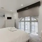 Stylish 3 Bedroom Mews South Kensington