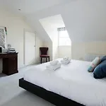 Lovely Putney Family Home By The Thames