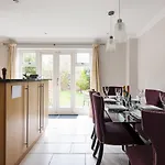 Lovely Putney Family Home By The Thames
