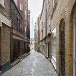 Urban Stay Lovat Lane Apartments