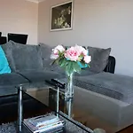 Canary Wharf Luxury River View Apartment