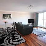 Canary Wharf Luxury River View Apartment