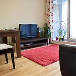 1 Bedroom Apartment In Canary Wharf With Balcony