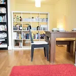 1 Bedroom Apartment In Canary Wharf With Balcony