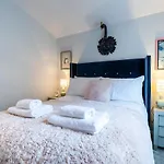 Immaculate Designer Home In Wandsworth