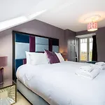 Immaculate Designer Home In Wandsworth