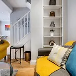 Victoria Mews House - By Sojourn