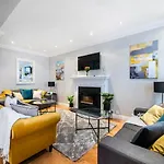 Victoria Mews House - By Sojourn