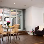 Apt 1, Trafalgar Square 1St Floor By Indigo Flats