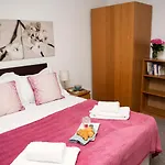 Apt 2, Trafalgar Square 2Nd Floor By Indigo Flats