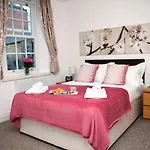 Apt 2, Trafalgar Square 2Nd Floor By Indigo Flats