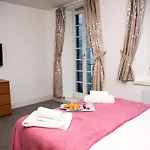 Apt 2, Trafalgar Square 2Nd Floor By Indigo Flats