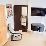 Gorgeous Studio In Trendy London Location