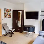 Gorgeous Studio In Trendy London Location