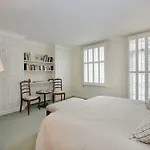 Ennismore Mews