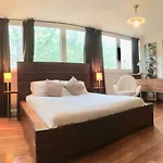 2 Beds 2 Baths In Heart Of London