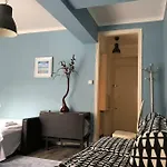 Central London Forset Court Studio