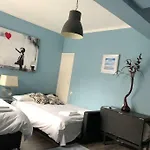 Central London Forset Court Studio