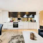 Large Two Bed With Private Entrance And Patio