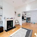 Bright & Spacious 5 Bed House In Charming Putney